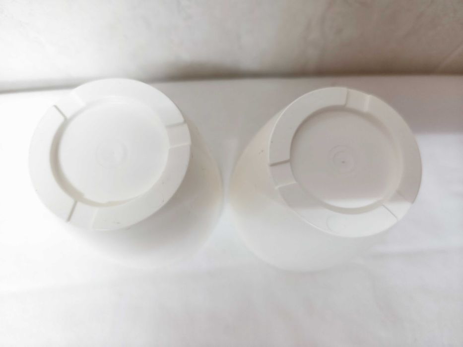 2 vasos brancos em plástico
