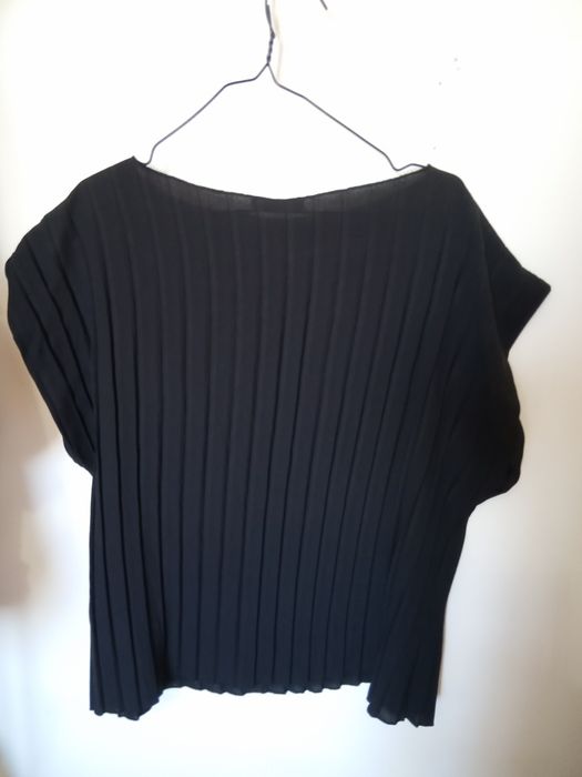 Top preto pregas L Zara (largo)