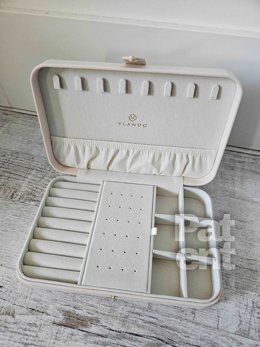 Szkatułka kuferek organizer na biżuterię jasny na podróż w domu