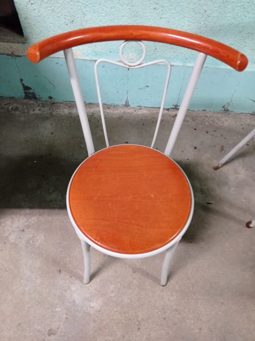 Mesas redondas e cadeiras