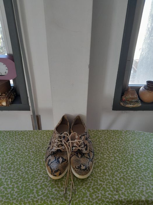Vendo Sapatilhas de Senhora muito bonitas como novas