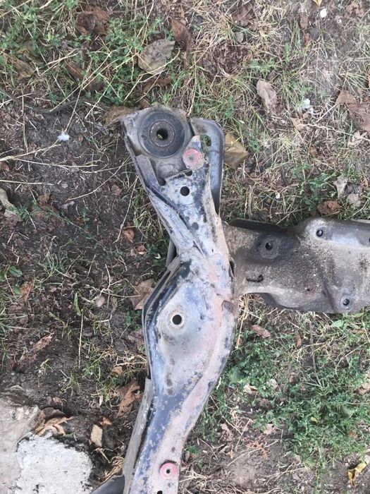 Продам передній підрамник до автомобіля Форд Мондео 2 покоління,обьем