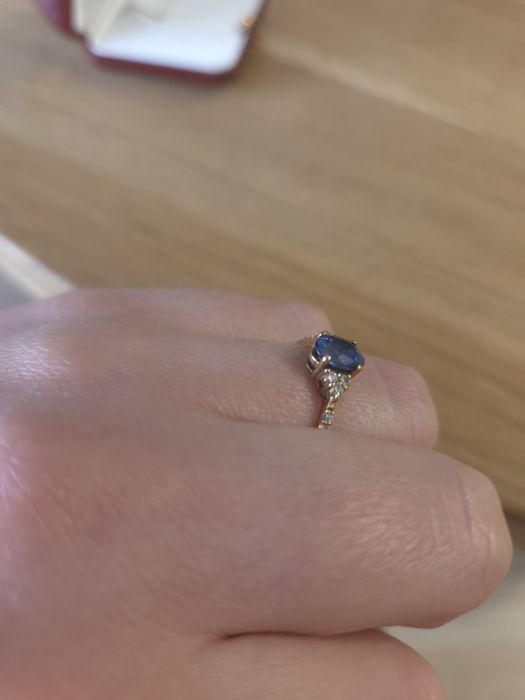 Złoty pierścionej z szafirem