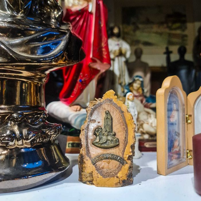 Pequeno Oratório Devocional Madeira Natural – Aplique Metálico