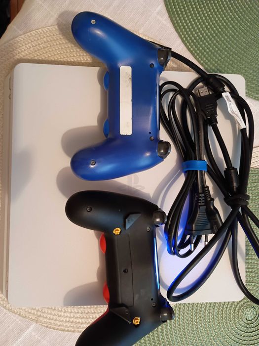 PS4 Slim biała 1TB + 2 pady + gra – sprawna