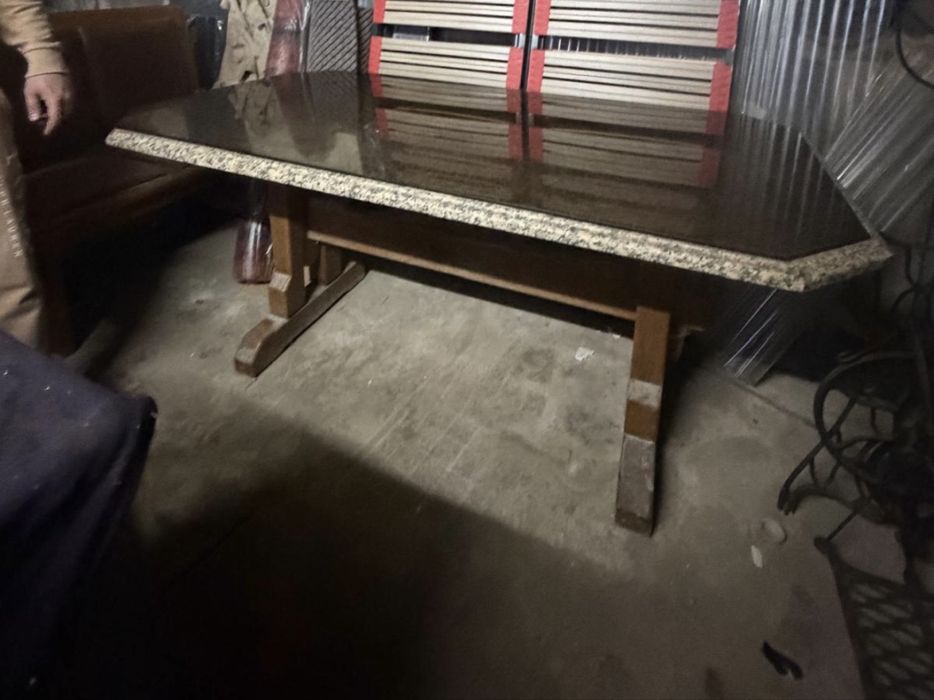 Mesa de jantar com 6 cadeiras e banco