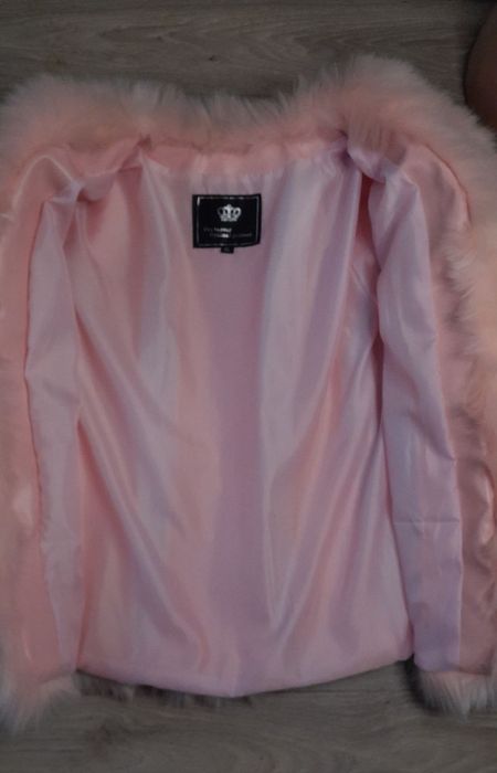 Персикова жіноча шубка.