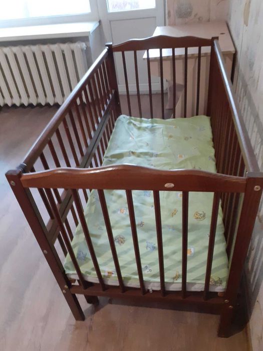 Детская кроватка с маятником и матрасом