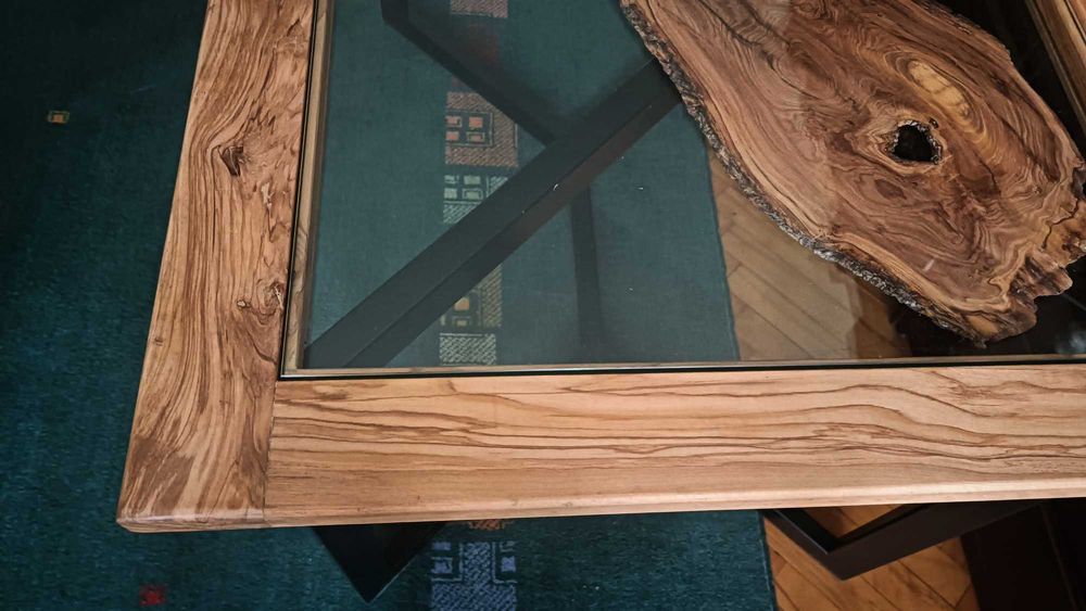 Stół z drewna oliwnego