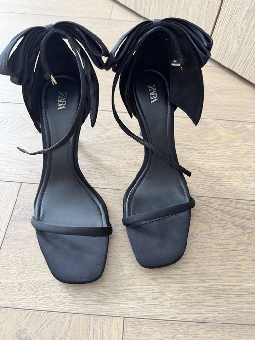 Ефектні босоніжки Zara