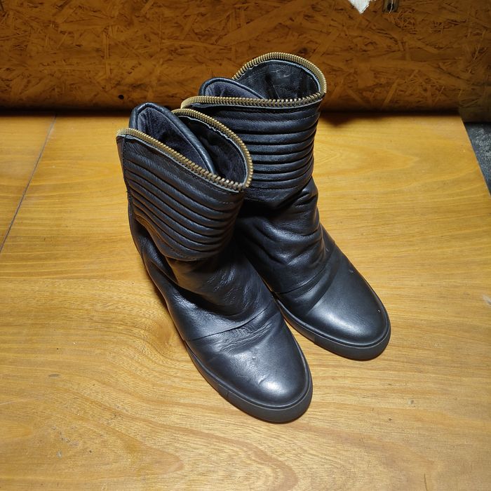 Skórzane buty na koturnie r39