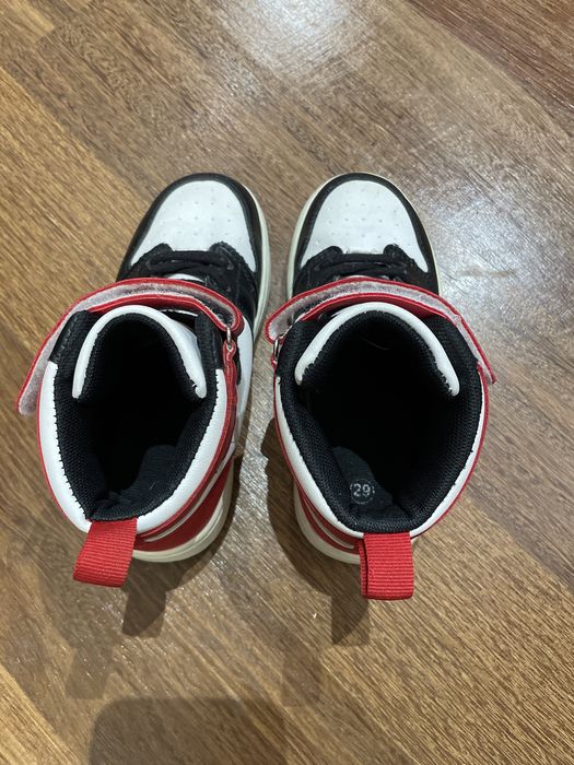 Botas tenis de cano  baixo cores branco preto e vermelho