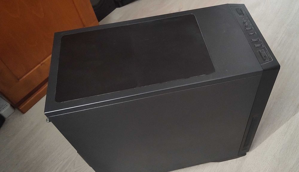 Selling Desktop Computer498415911159746561