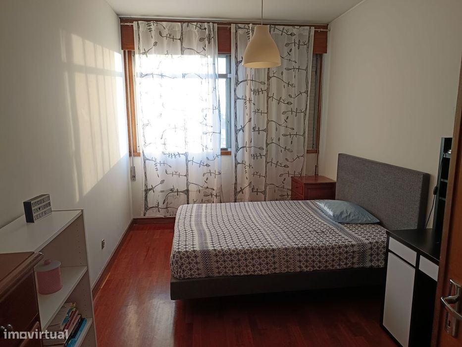 Apartamento T3 , na zona do Bonfim, com lugar de garagem e elevador.