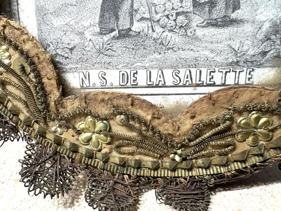 Lindissimo antigo registo bordado com imagem da N S de la Salette