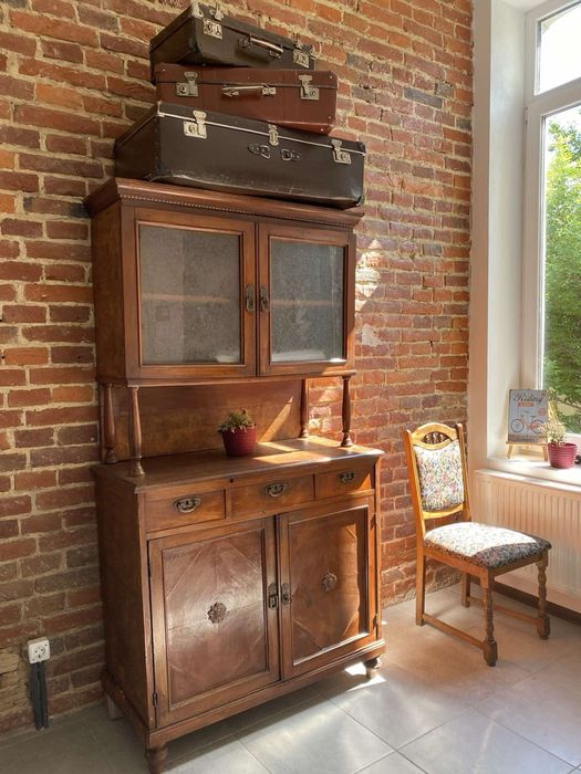 Готель « Ровер» власна парковка , ближній центр, сніданки.