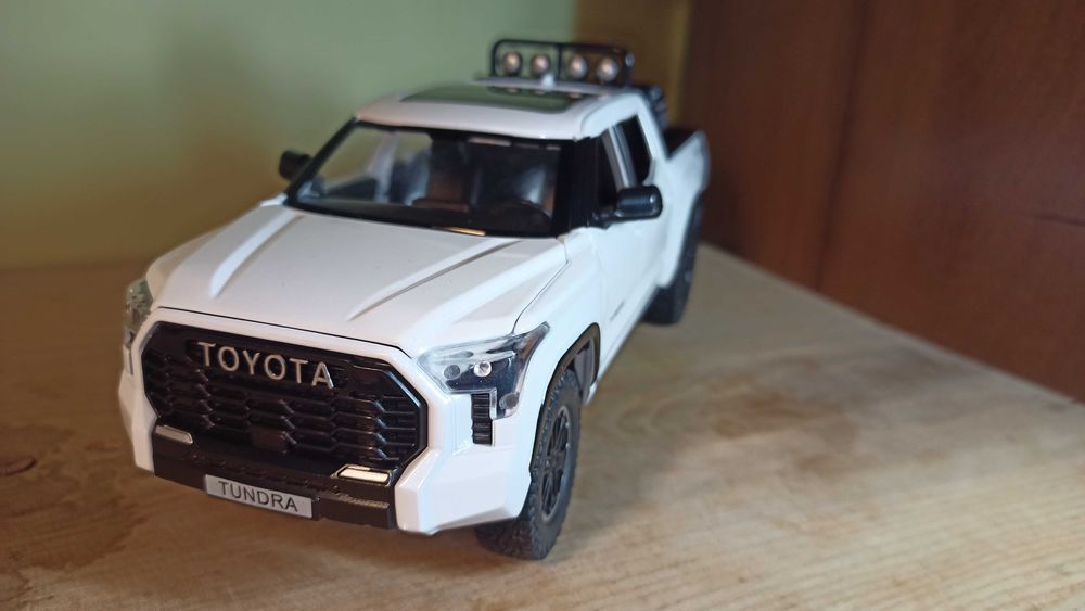 Toyota Tundra TRD 4×4 Модель 1:24 Біла
