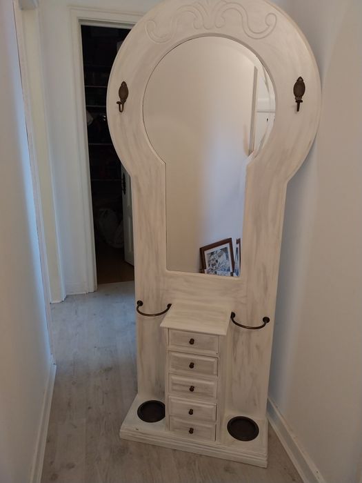 Bengaleiro pintado de branco, c encerado em cinzento