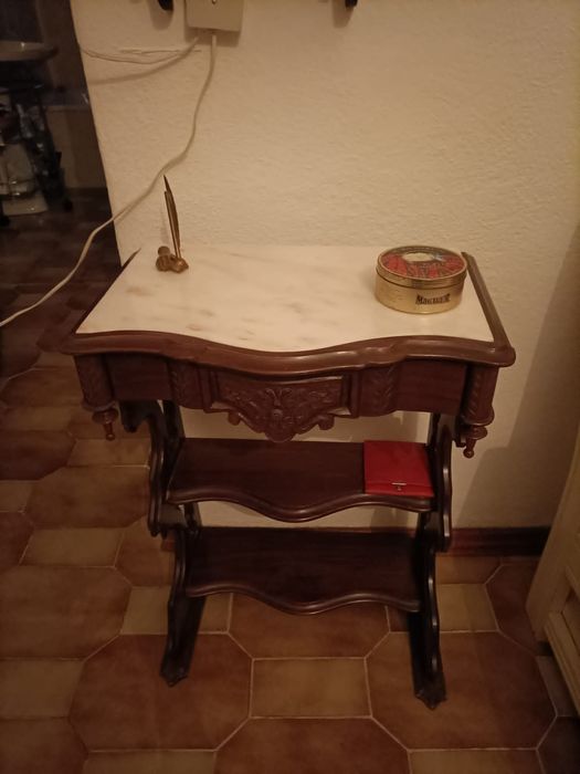 Mesa apoio em muito bom estado de conservação