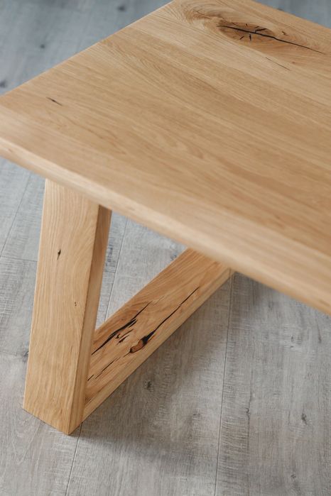 Dębowy stolik kawowy ,lity , trapezowe nogi , sęki