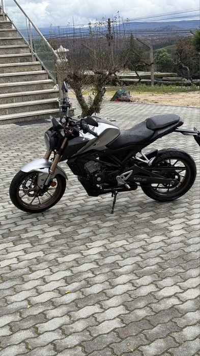 Honda cb125r prateada/dourada 2024