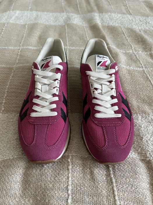 Rożowe sneakesry z zamszowymi detalami Pepe Jeans