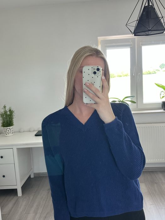 Granatowy sweter