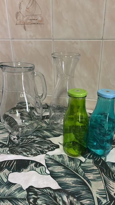2 jarros de vidro e 2 garrafas
