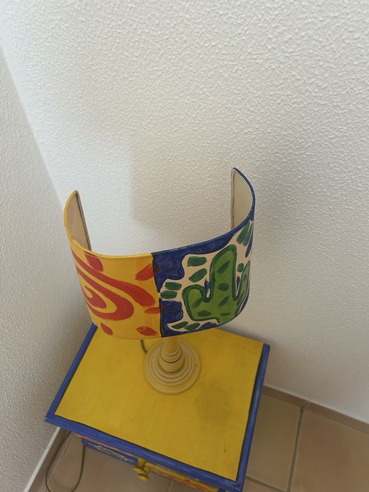 Mesa de Cabeceira Colorida com 2 Gavetas + candeeiro