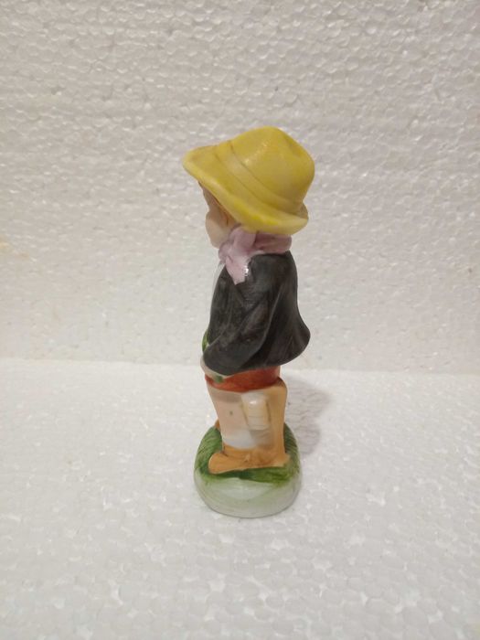 Фарфоровая статуэтка " Мальчик с кроликом " Италия