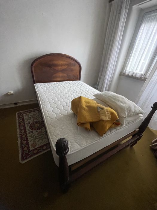 Cama em madeira antiga