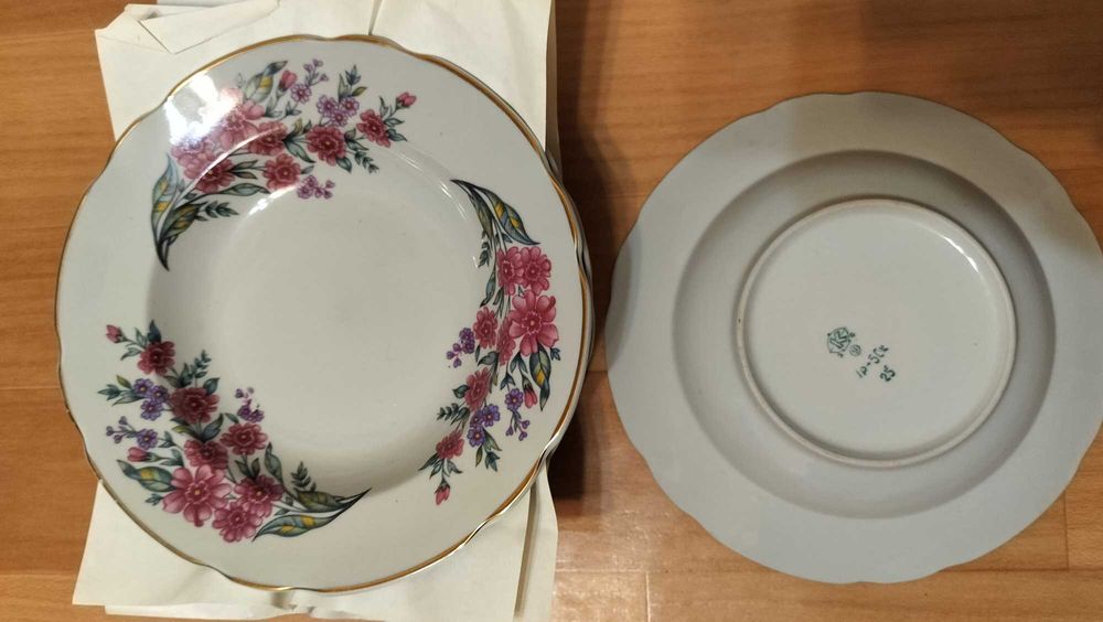 Банки для закатки, тарілки, піали