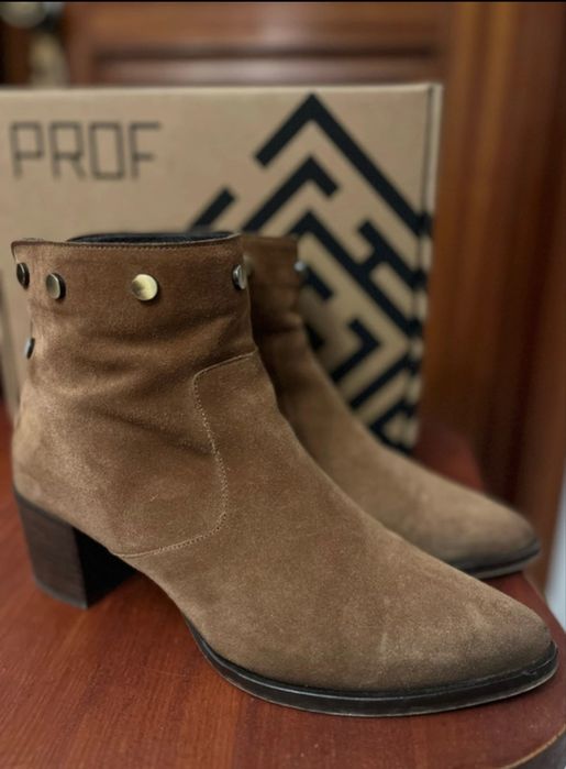 Botas em Pele Genuina , Marca PROF com tachas