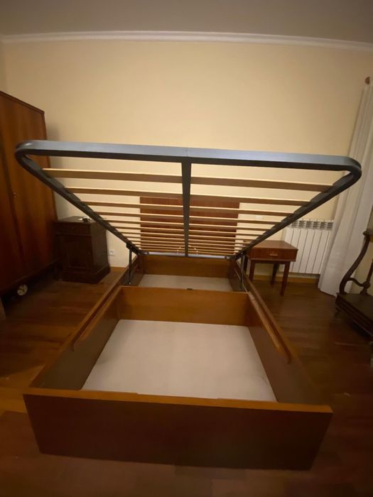 Sommier/Cama de corpo e meio + mesa de cabeceira - madeira
