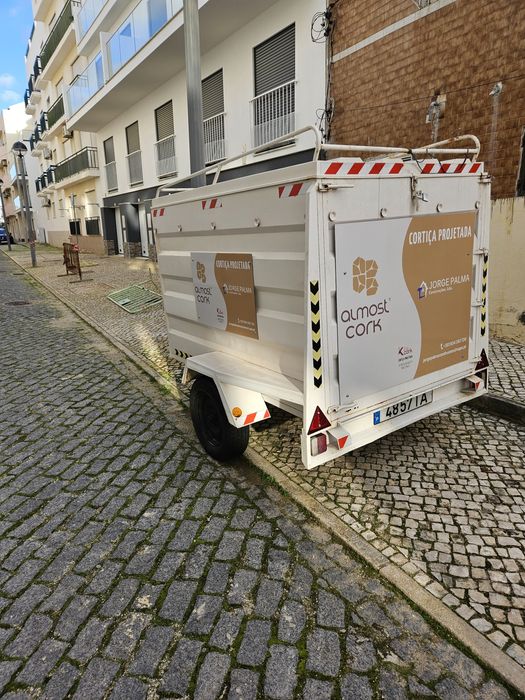 Reboque fechado pintado