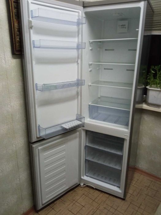 Холодильник Beko RCNK310K50S, A+, в отличном состоянии