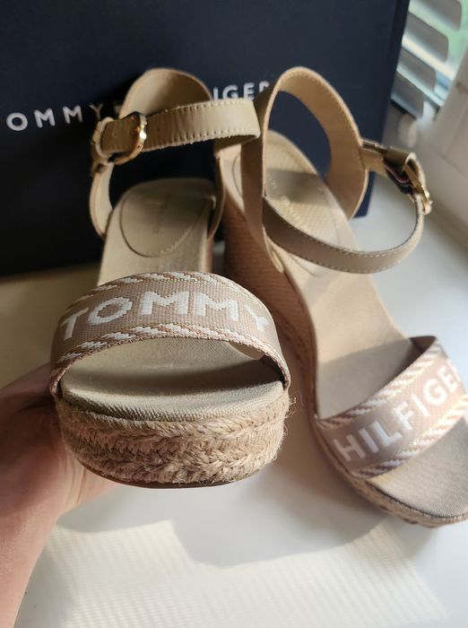 Продам босоніжки tommy hilfiger