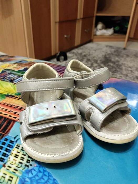 Блискучі сандалики