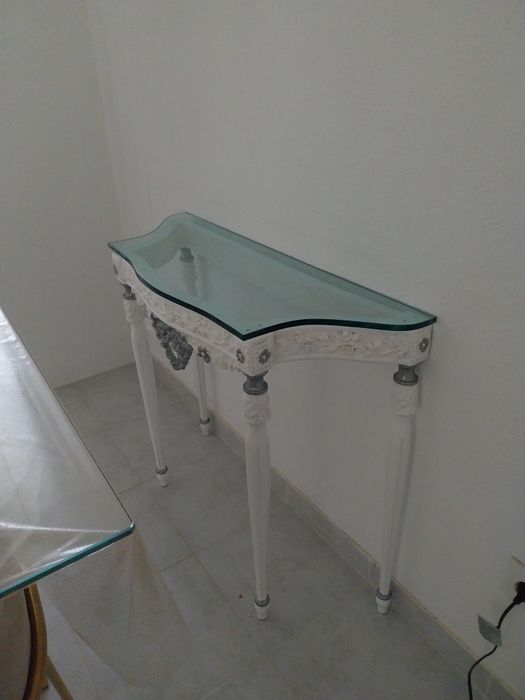 Mesa estilo credencia com tampo em vidro