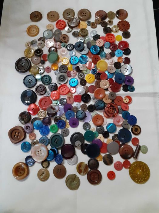 Tachas, botões da antiga companhia “ANA”  e outros