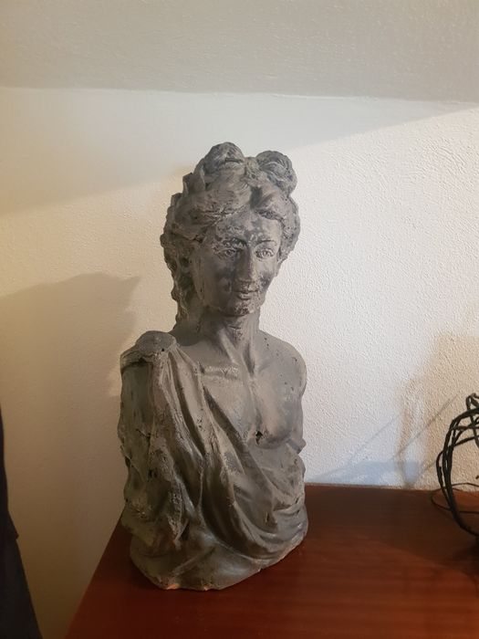 Bustos em pedra  (dois)