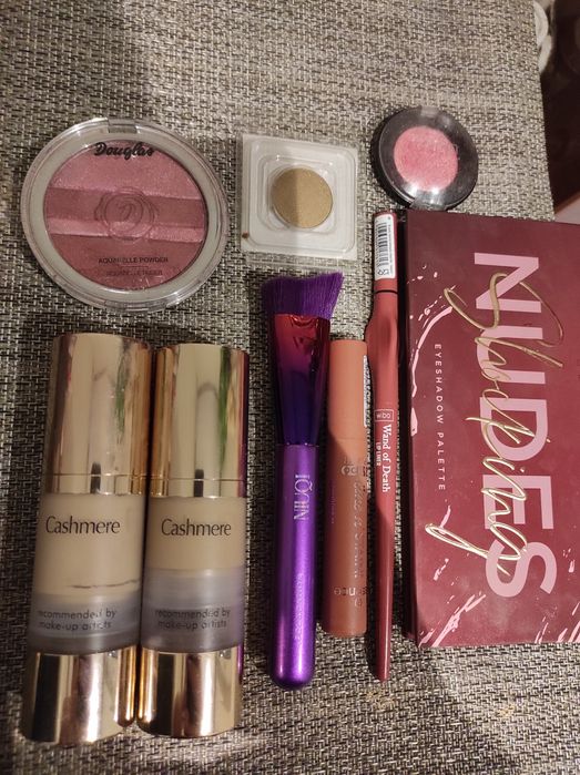 zestaw kosmetyków do makijażu