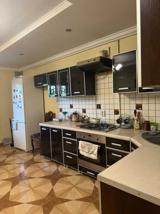 Житловий будинок та земельна ділянка 10 сот., м. Жовква