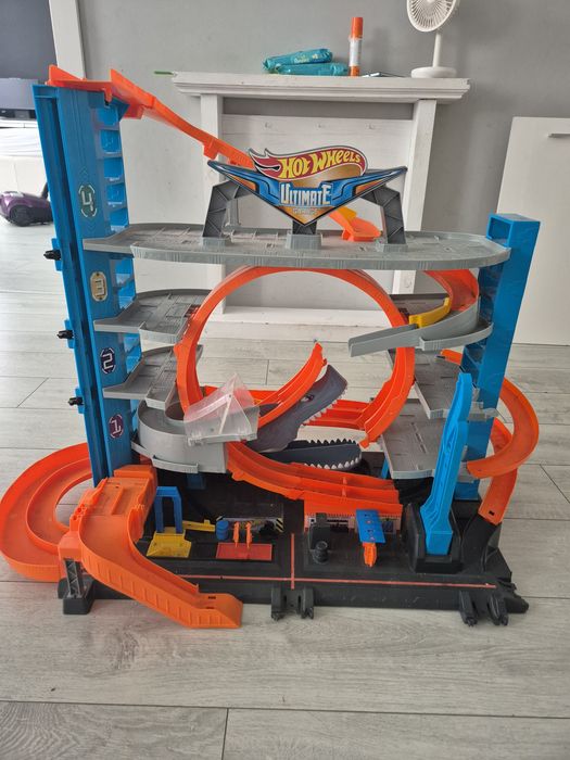 Duży garaż hot wheels
