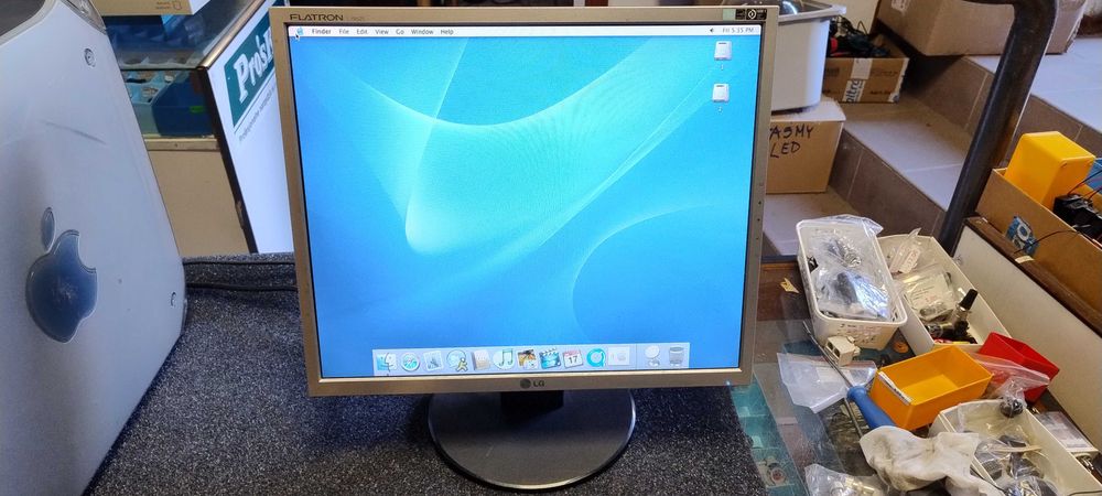 Cztery monitory komputerowe LG 19", IBM 17", Samsung 19", LG 19"