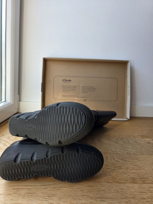 Botas pretas cano alto em pele da Clarks, muito confortáveis