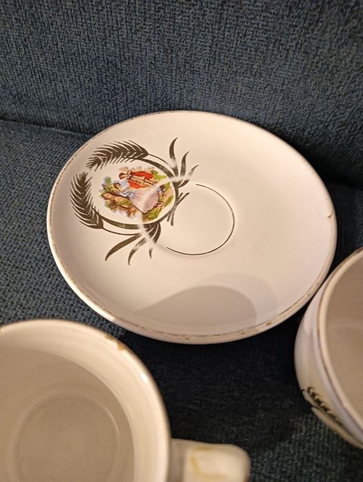 3 chavenas e dois pires de cerâmica / loiça  Muito antigos	Vintage*