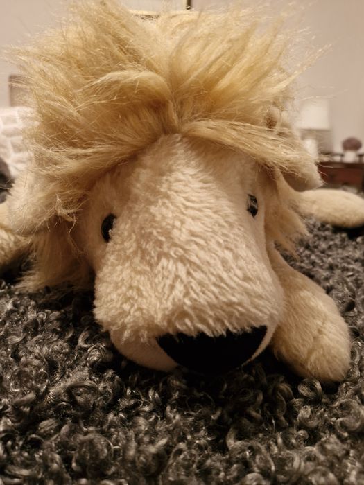 Leão de peluche.