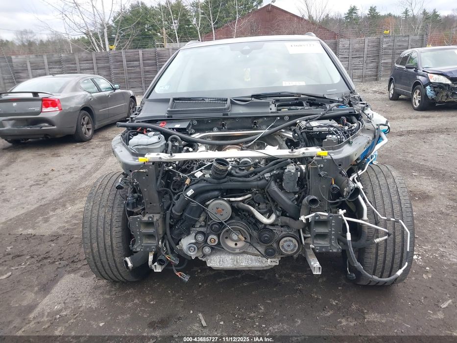 Audi q8 в дорозі на ходу