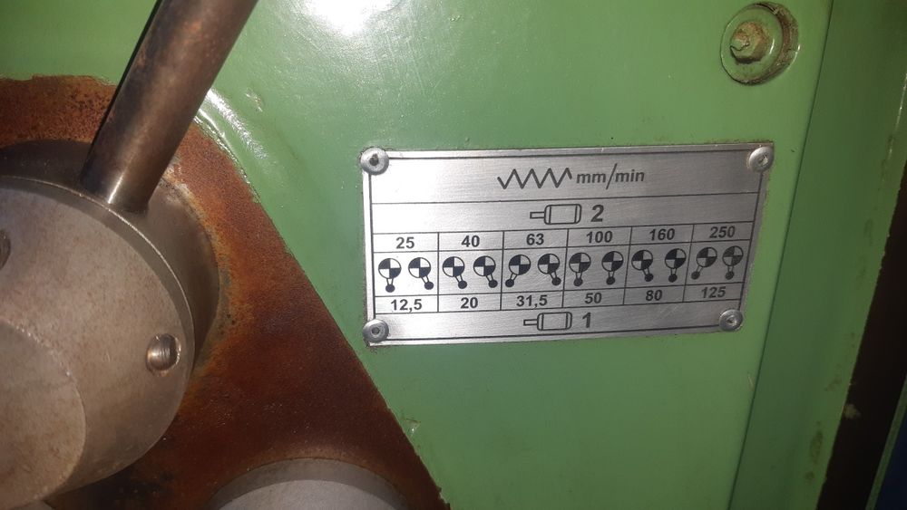 frezarka narzędziowa  z bogatym  wyposażeniem